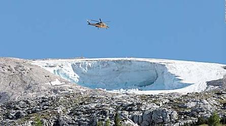 Mira el momento del derrumbe de un glaciar en Italia que dejó 7 muertos y varios heridos