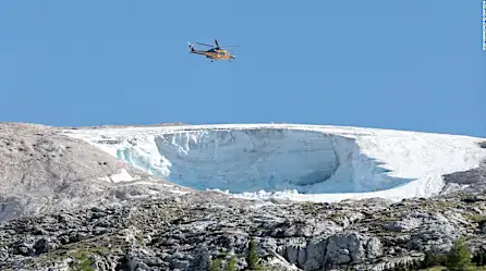 Mira el momento del derrumbe de un glaciar en Italia que dejó 7 muertos y varios heridos