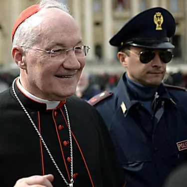 Ο καρδινάλιος που κατηγορείται για σεξουαλική επίθεση αποσύρεται από τη θέση του Βατικανού
