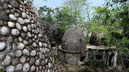 Encuentran a turistas refugiados en cueva en la India