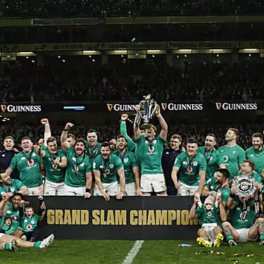 Η Ιρλανδία ξεπέρασε την Αγγλία για να διεκδικήσει το «Grand Slam» των Έξι Εθνών, αφού η Γαλλία νίκησε την Ουαλία