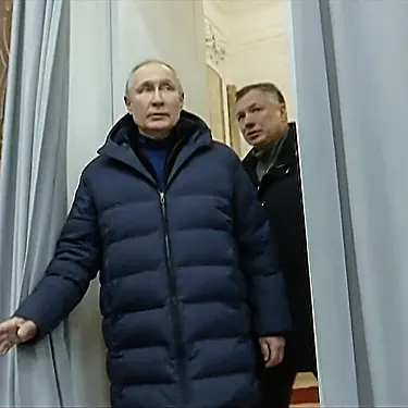 Η Ουκρανία κατακρίνει τον Πούτιν που ήρθε να «θαυμάσει τα ερείπια» της Μαριούπολης