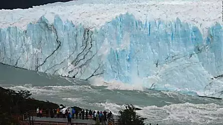 Mira el enorme bloque de hielo que se desprende del glaciar Perito Moreno | Video