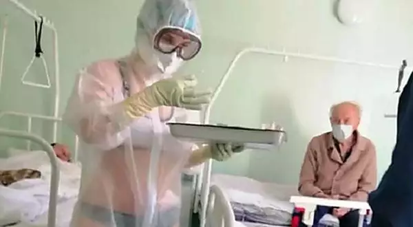 Covid-19: enfermeira viraliza após atender pacientes apenas de lingerie 