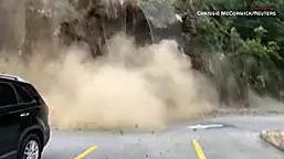 El dramático momento en el que se derrumba una pared de roca en un estacionamiento | Video