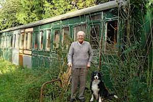 廃車になった車両で暮らす老人 - しかし、中を見るまで待て！