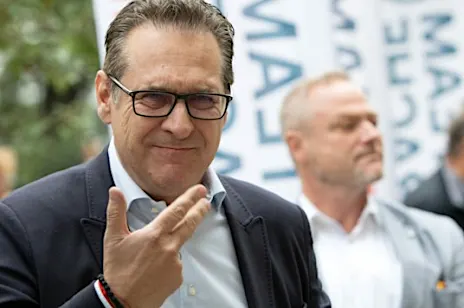 Ο Strache βάζει όλους τους υπαλλήλους μπροστά στην πόρτα Ο Strache βάζει όλους τους υπαλλήλους μπροστά στην πόρτα