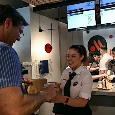 Τα McDonald's ανοίγουν ξανά με νέο όνομα στη Ρωσία