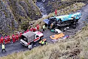 Al menos 15 fallecidos en accidente de bus ocurrido esta madrugada en La Paz | EL DEBER