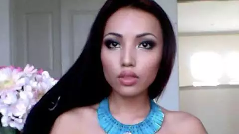 Makeup Artist Transforms Herself Into Disney Princesses - ViralizeIt