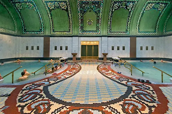 Se baigner dans un palais ? Bienvenue dans la plus belle piscine d'Europe !