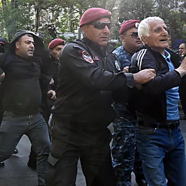 Η Αρμενία συλλαμβάνει περισσότερους από 270 διαδηλωτές που ζητούν την παραίτηση του πρωθυπουργού