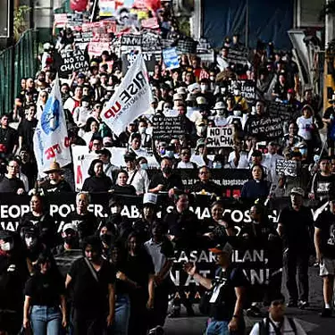 Οι Φιλιππίνες διαδηλωτές λένε «ποτέ ξανά» στην επέτειο της εξέγερσης κατά του Μάρκου