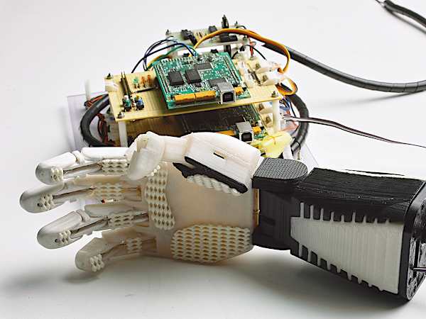 脳波で制御する車いすを開発、「誰一人取り残さない世界」に向け学生が新技術を創出