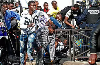 Η Γαλλία συλλαμβάνει 21, αφού εκατοντάδες Αφρικανοί μετανάστες καταλαμβάνουν το Πάνθεον