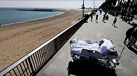 Tras 114 días internado, un paciente con covid-19 sale a ver el mar | Video