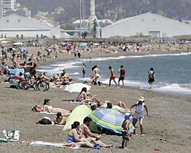 Detienen a una pareja por mantener relaciones delante de niños en una playa de Málaga