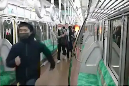 東京・京王線車内、男性が刃物振り火災　17人負傷