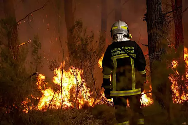 Race against time as top holiday spot burns