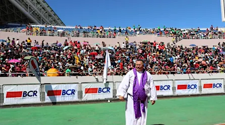 El cura que está revolucionando a Costa Rica con su alegría y su canto | Video