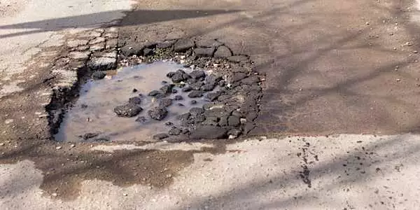 「穴ぼこ」だらけの道路は、北海道の春の風物詩!?