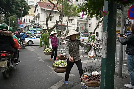 Οι δεξαμενές κυλούν, τα ξενοδοχεία γεμίζουν καθώς χιλιάδες κατεβαίνουν στο Ανόι