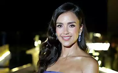 Jessica Alba shows off toned abs in patterned bikini during family vacation getaway