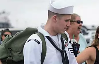 [Pics] Navy Man Hurries to Greet Wife, but when He Sees Her He Realizes What She’s Been Hiding