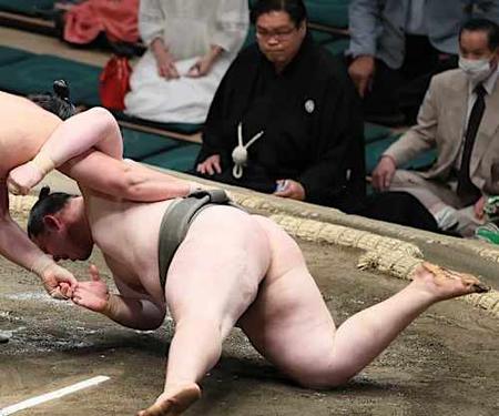 ウクライナと露の力士が対戦　館内から温かい拍手