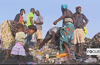 Focus - Recycling, ecojogging: Togo's citizens sow seeds of environmental awareness