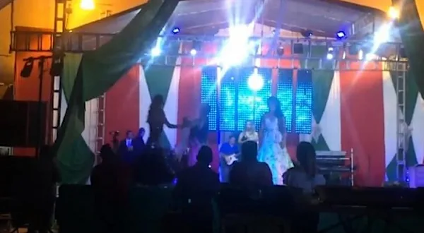 Pierde concurso de belleza y mira lo que le hace a la ganadora | EL DEBER Pierde concurso de belleza y mira lo que le hace a la ganadora | EL DEBER