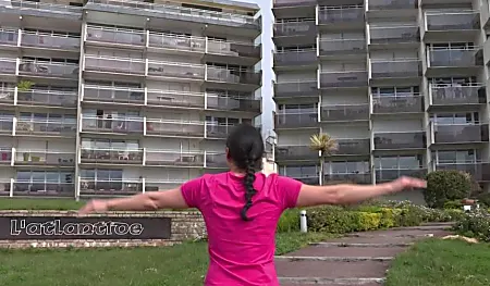 Finistère : une jeune femme anime des cours de sport pour ses voisins durant le confinement