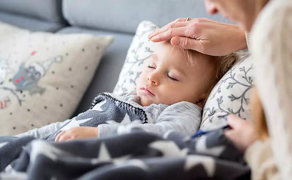 Quali sono le indicazioni per gestire la febbre nei bambini da 6 ai 24 mesi?