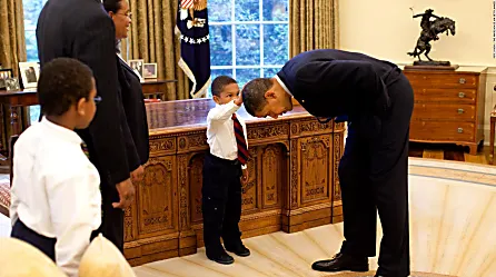 Mira el reencuentro de Obama con el niño de la foto que le tocó el pelo en 2009