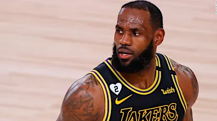 Se enoja LeBron James por un tuit sobre el veredicto de Derek Chauvin | Video