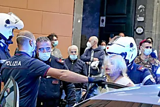 Rifiuta la mascherina, fermata a Napoli per resistenza | Virgilio Notizie