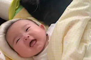 猫が赤ちゃんと『添い寝』した結果…最高の表情を見せる様子が尊すぎると37万1000再生「何時までも続いて欲しい」と反響 猫が赤ちゃんと『添い寝』した結果…最高の表情を見せる様子が尊すぎると37万1000再生「何時までも続いて欲しい」と反響