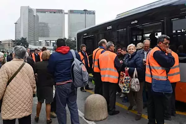 Genova, multa a 90 anni dopo aver chiesto informazioni sul biglietto: il caso accende il dibattito su regole e buon senso