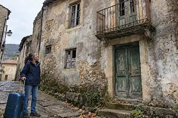 57-Year-Old Woman Lives in a $1 House – Take a Look Inside!