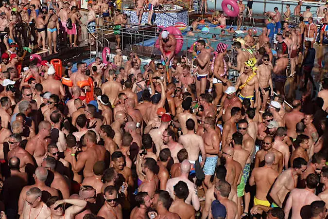 31 Photos That Show The Wrong Side Of Cruise Ships