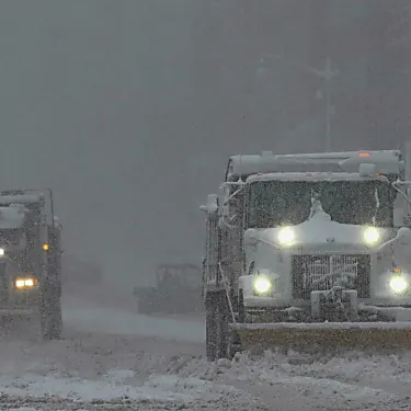 Η χιονοθύελλα στις ΗΠΑ παρασύρει τους οδηγούς για 20 ώρες και συνεχίζουν να μένουν