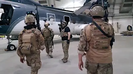 Talibanes hallan helicópteros que EE.UU. dejó en Kabul | Video