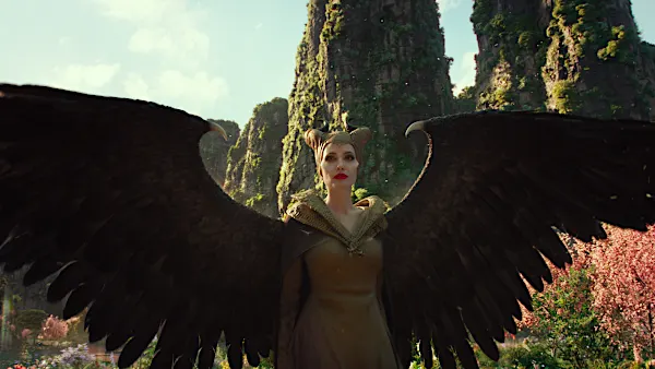 Angelina Jolie tampil dengan kostum memukau di Maleficent 2