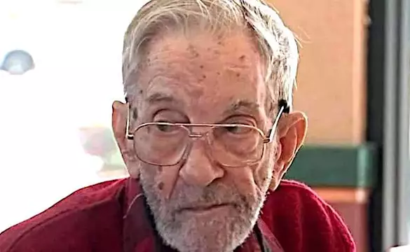 [Gallery] 97-Year-Old Eats Alone At Arby's Every Day Until Employees Realize Something's Off