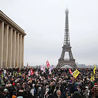 Δεκάδες χιλιάδες διαδηλωτές σε όλη τη Γαλλία καλούν τον Μακρόν να μην υπογράψει τον νόμο για τη μετανάστευση