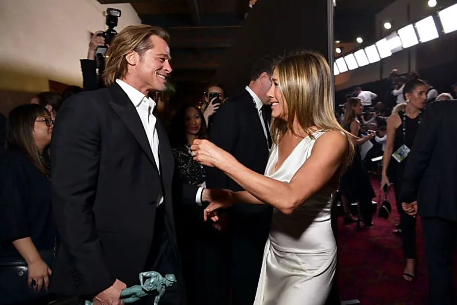 Το Internet πηγαίνει σε overdrive μετά την επανένωση της Jennifer Aniston και του Brad Pitt στα βραβεία SAG