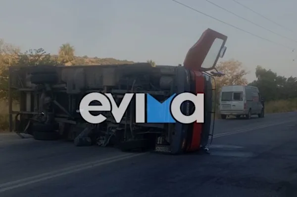 Εύβοια: Τούμπαρε φορτηγό μετά από σύγκρουση με ΙΧ – Ένας τραυματίας