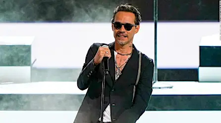 Marc Anthony sufre accidente en unas escaleras en Panamá