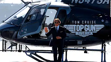 Tom Cruise llega en su propio helicóptero al estreno de "Top Gun: Maverick"