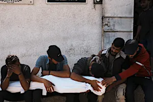 Τουλάχιστον 16 κάτοικοι της Γάζας σκοτώθηκαν σε ισραηλινές επιδρομές καθώς η υποστηριζόμενη από τις ΗΠΑ ομάδα διακόπτει την ανθρωπιστική βοήθεια